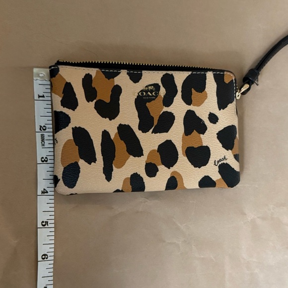 Leopard Print Coach Corner Zip Wristlet EUC - Picture 5 of 8